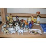 MIXED LOT: VARIOUS SMALL MODEL ANIMALS AND OTHER ITEMS