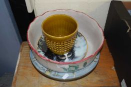 MIXED LOT: VARIOUS DECORATED BOWLS, JARDINIERE ETC