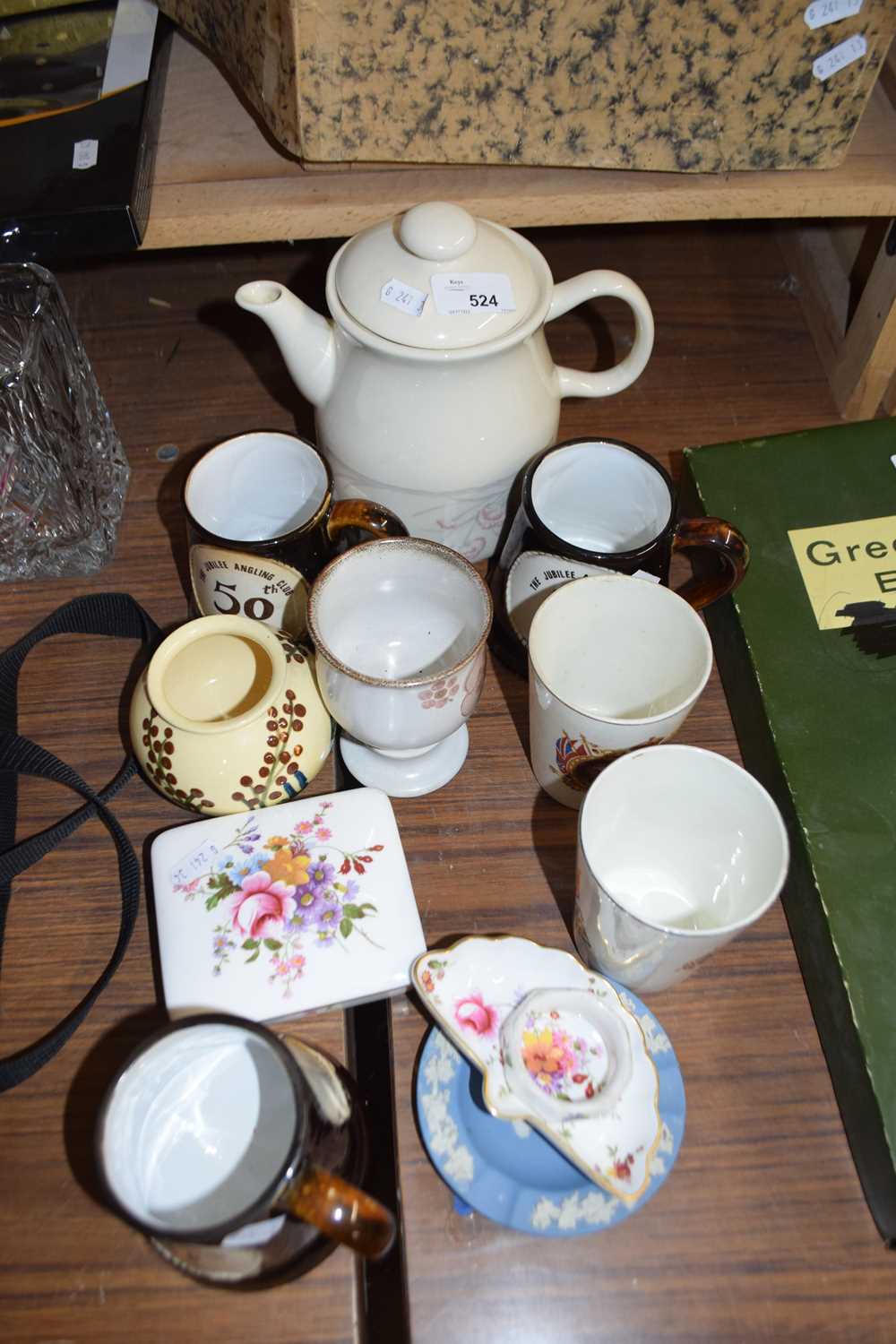 MIXED LOT: CERAMICS TO INCLUDE GREAT YARMOUTH POTTERY MUGS, ROYAL CROWN DERBY TRINKET TRAY AND BOX