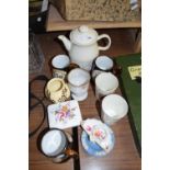 MIXED LOT: CERAMICS TO INCLUDE GREAT YARMOUTH POTTERY MUGS, ROYAL CROWN DERBY TRINKET TRAY AND BOX