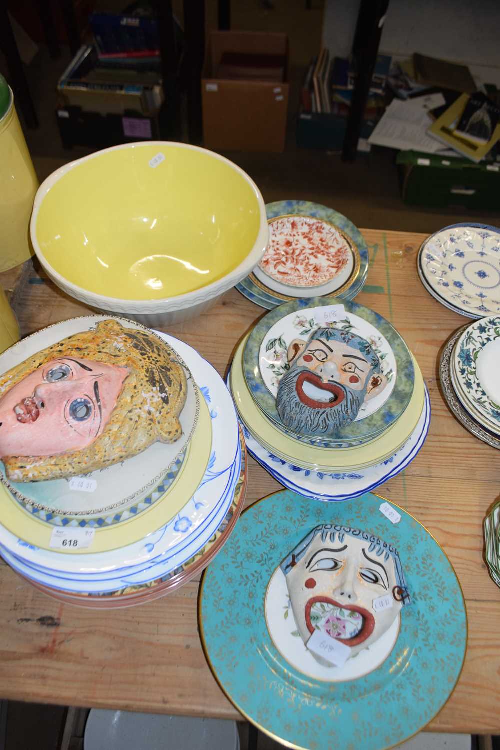 MIXED LOT: VARIOUS ASSORTED DECORATED PLATES, POTTERY MASKS ETC