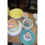 MIXED LOT: VARIOUS ASSORTED DECORATED PLATES, POTTERY MASKS ETC