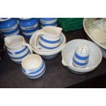 MIXED LOT: T G GREEN CORNISH WARE AND OTHER ITEMS TO INCLUDE A SUGAR SIFTER, VARIOUS PUDDING BASINS,