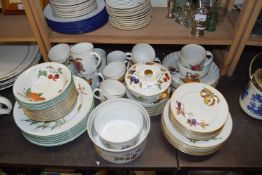 QUANTITY OF ROYAL WORCESTER EVESHAM AND EVESHAM VALE TEA AND TABLE WARES