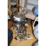 MIXED LOT: SILVER PLATED SPIRIT KETTLE PLUS VARIOUS ASSORTED CUTLERY AND OTHER ITEMS