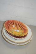 MIXED LOT: VARIOUS DECORATED PLATES TO INCLUDE SHELL FORMED EXAMPLES
