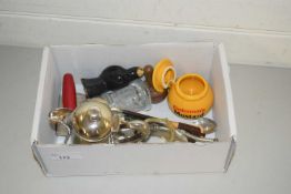 MIXED LOT: VARIOUS ASSORTED ITEMS TO INCLUDE SMALL SILVER PLATED JUG, VARIOUS CUTLERY ETC