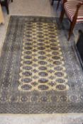 20TH CENTURY WOOL FLOOR RUG DECORATED WITH CENTRAL PANEL ON A BEIGE BACKGROUND, 95CM LONG
