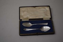 BOXED PAIR OF SPOONS