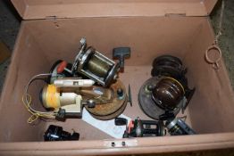 MIXED LOT: VARIOUS VINTAGE FISHING REELS TO INCLUDE AN ABU AMBASSADOR 12, WOODEN CENTRE PIN REELS, A