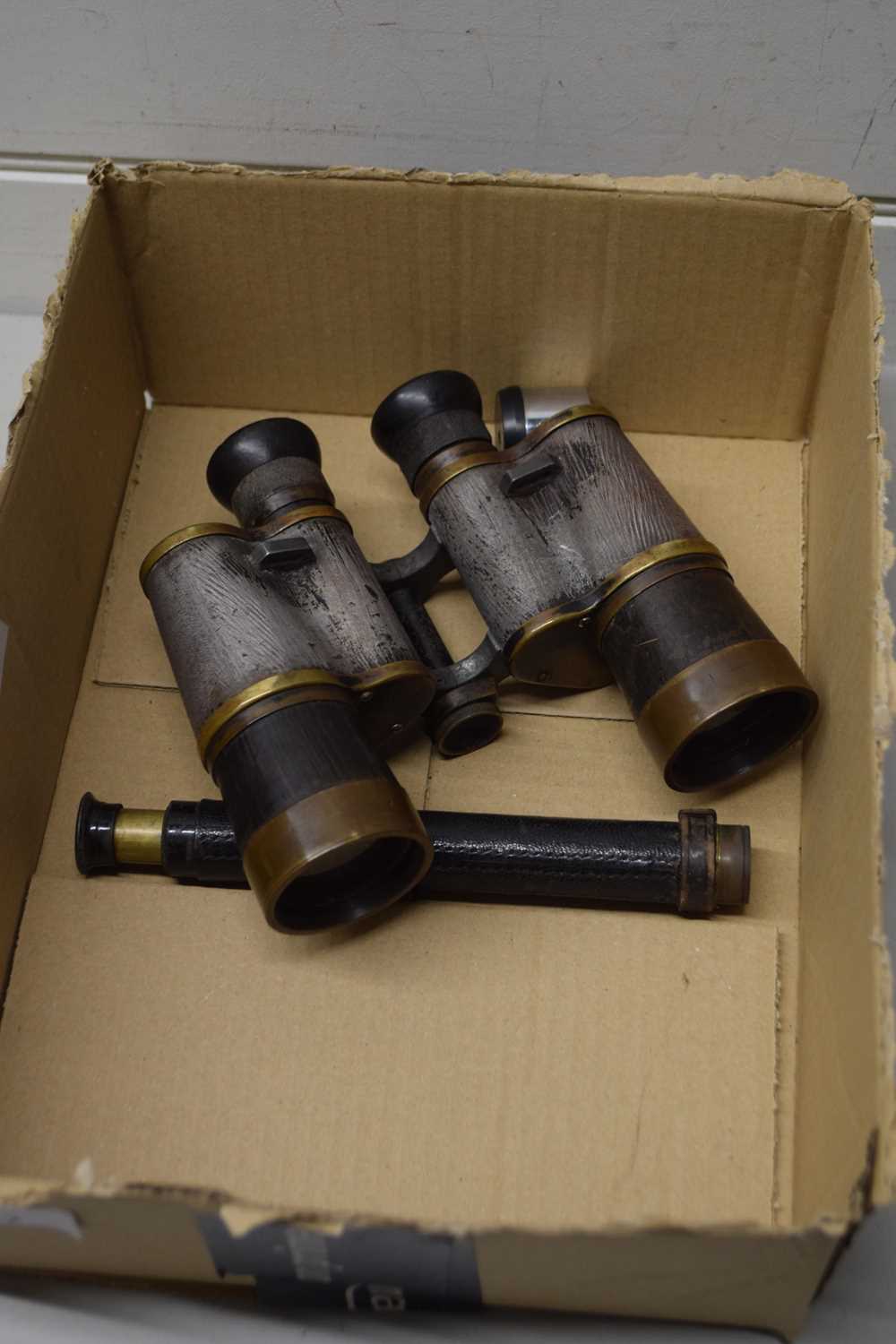 BOX CONTAINING A PAIR OF HEAVY METAL MILITARY STYLE BINOCULARS