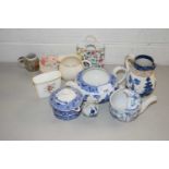 MIXED LOT: VARIOUS CERAMICS TO INCLUDE BLUE AND WHITE FEEDING CUP, VARIOUS SMALL TEA WARES