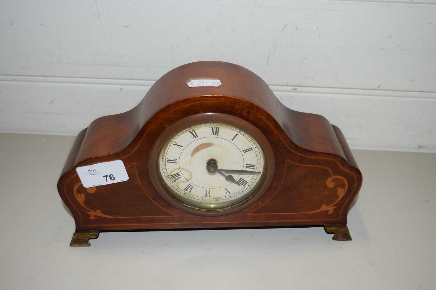 EARLY 20TH CENTURY MANTEL CLOCK WITH INLAY STANDING ON FOUR BRASS FEET