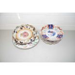 MIXED LOT: VARIOUS CERAMICS TO INCLUDE IMARI DISHES, VARIOUS DECORATED PLATES ETC