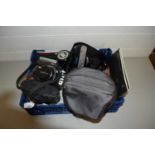MIXED LOT: VARIOUS ASSORTED CAMERAS AND ACCESSORIES TO INCLUDE PENTAX ME SUPER, AND OTHERS