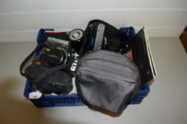 MIXED LOT: VARIOUS ASSORTED CAMERAS AND ACCESSORIES TO INCLUDE PENTAX ME SUPER, AND OTHERS