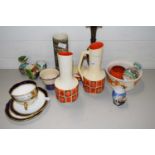 MIXED LOT: VARIOUS ASSORTED CERAMICS TO INCLUDE MID CENTURY RETRO JUGS, COALPORT CUPS AND SAUCERS