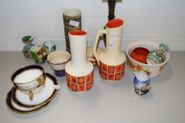 MIXED LOT: VARIOUS ASSORTED CERAMICS TO INCLUDE MID CENTURY RETRO JUGS, COALPORT CUPS AND SAUCERS