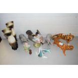 MIXED LOT: ORNAMENTS TO INCLUDE BESWICK MODEL JAY (A/F), BESWICK TIGER AND VARIOUS OTHERS