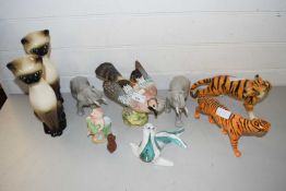 MIXED LOT: ORNAMENTS TO INCLUDE BESWICK MODEL JAY (A/F), BESWICK TIGER AND VARIOUS OTHERS