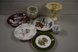 MIXED LOT OF VARIOUS ASSORTED CERAMICS TO INCLUDE A KENSINGTON VASE AND VARIOUS DECORATED PLATES