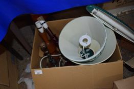MIXED LOT: VARIOUS ASSORTED TABLE AND DESK LAMPS