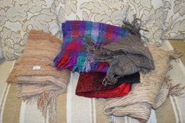 MIXED LOT: VARIOUS ASSORTED SMALL SOUTH AMERICAN RUGS, BLANKETS