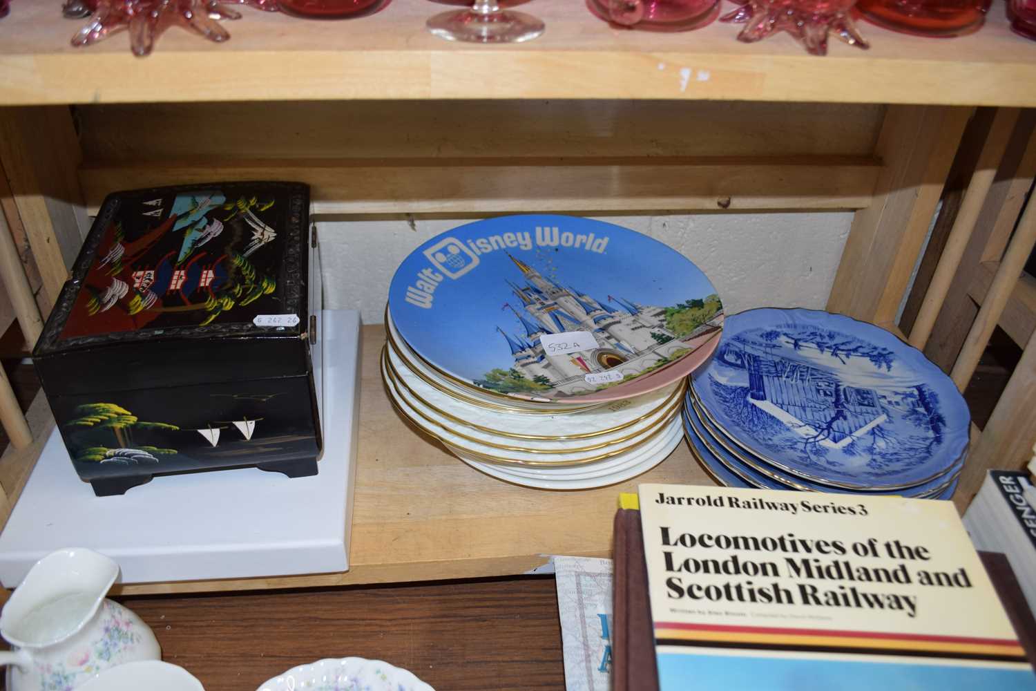 Collection of various assorted decorated plates to include Christmas editions, a contemporary