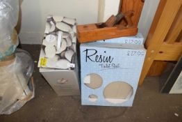 Mixed Lot: Foot spa, toilet seat and a woodworking plane