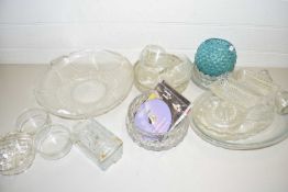 Mixed Lot: Various assorted glass bowls, dishes, vases etc
