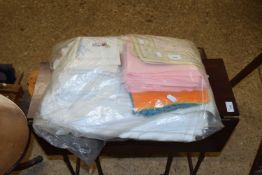 Mixed Lot: Various assorted linen, hankerchief's and other items