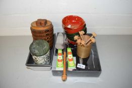 Mixed Lot: Small laquered bowls, bottle opener and other assorted items
