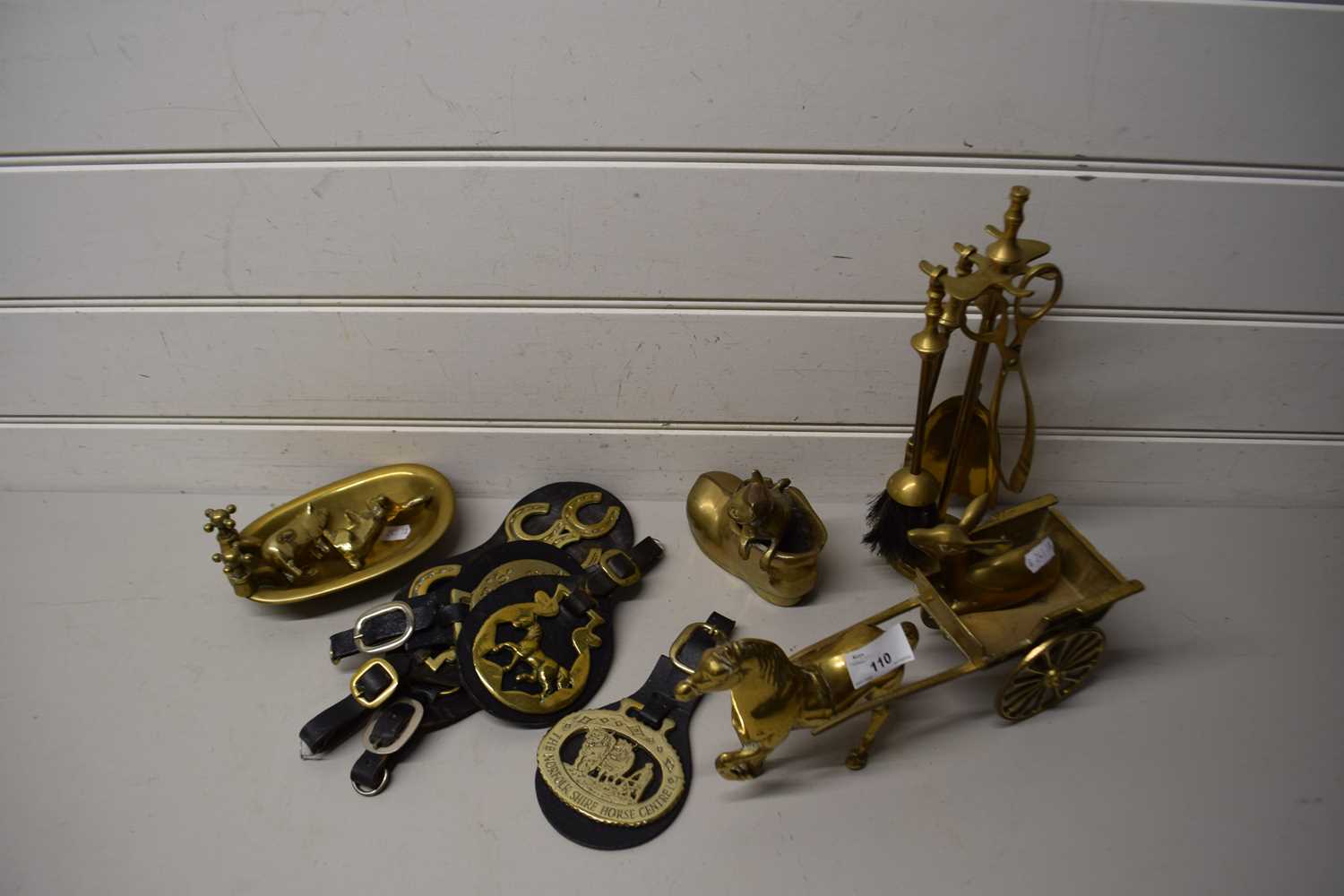 Mixed Lot: Brass wares to include horse brasses, fire tools, various ornaments etc