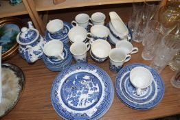 Quantity of modern Willow pattern decorated tea and table wares