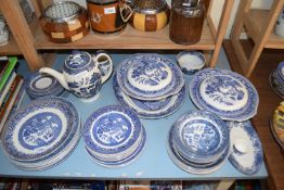 Quantity of Willow pattern tea and tables wares, various makers