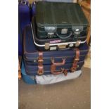 Mixed Lot: Assorted suitcases