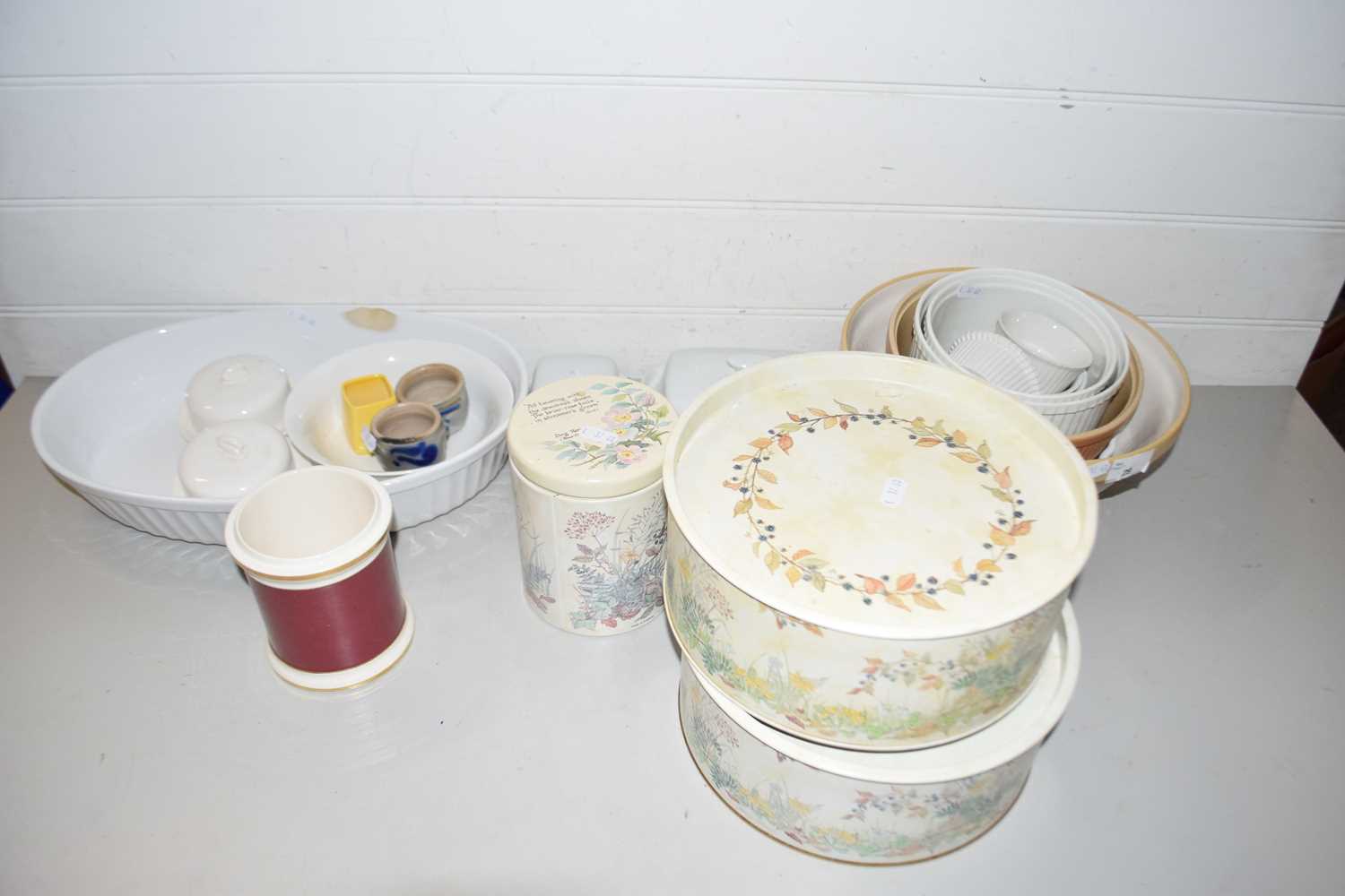 Mixed Lot: Various kitchen bowls, cake tins and other items