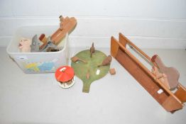 Mixed Lot: Various wooden toys to include pecking hens