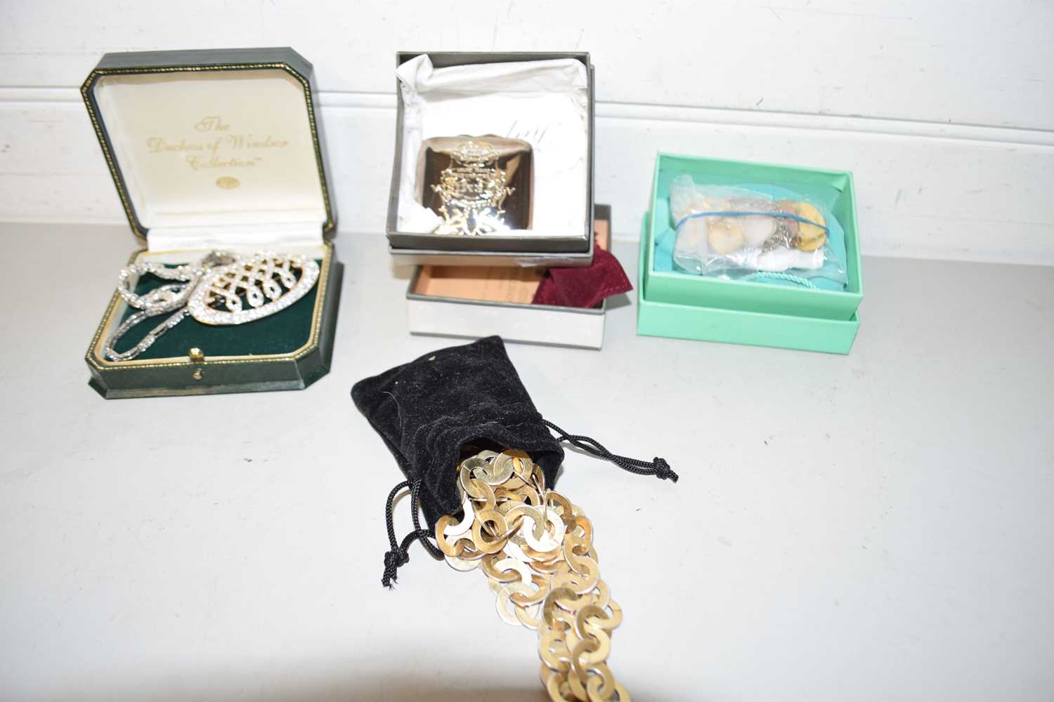 Mixed Lot: Various assorted costume jewellery