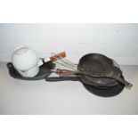 Mixed Lot: Various metal frying pans and other kitchen items