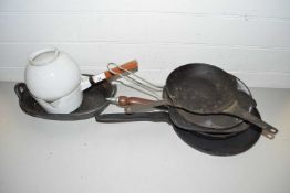 Mixed Lot: Various metal frying pans and other kitchen items