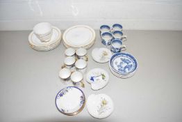 Mixed Lot: Various tea and coffee wares to include Willow pattern and others