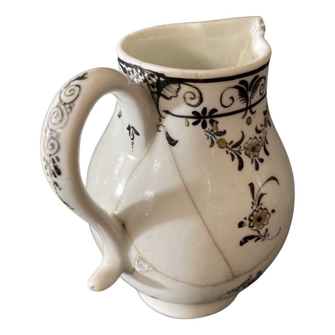 Lowestoft creamer with black pencil decoration in Jesuit style (a/f) - Image 3 of 3