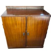 Mahogany two door linen press cabinet with removable interior trays, 94cm wide