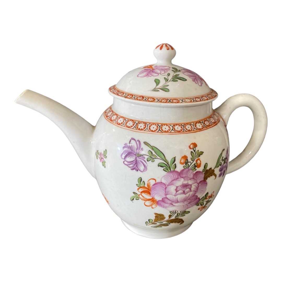 Lowestoft porcelain teapot with polychrome decoration of flowers