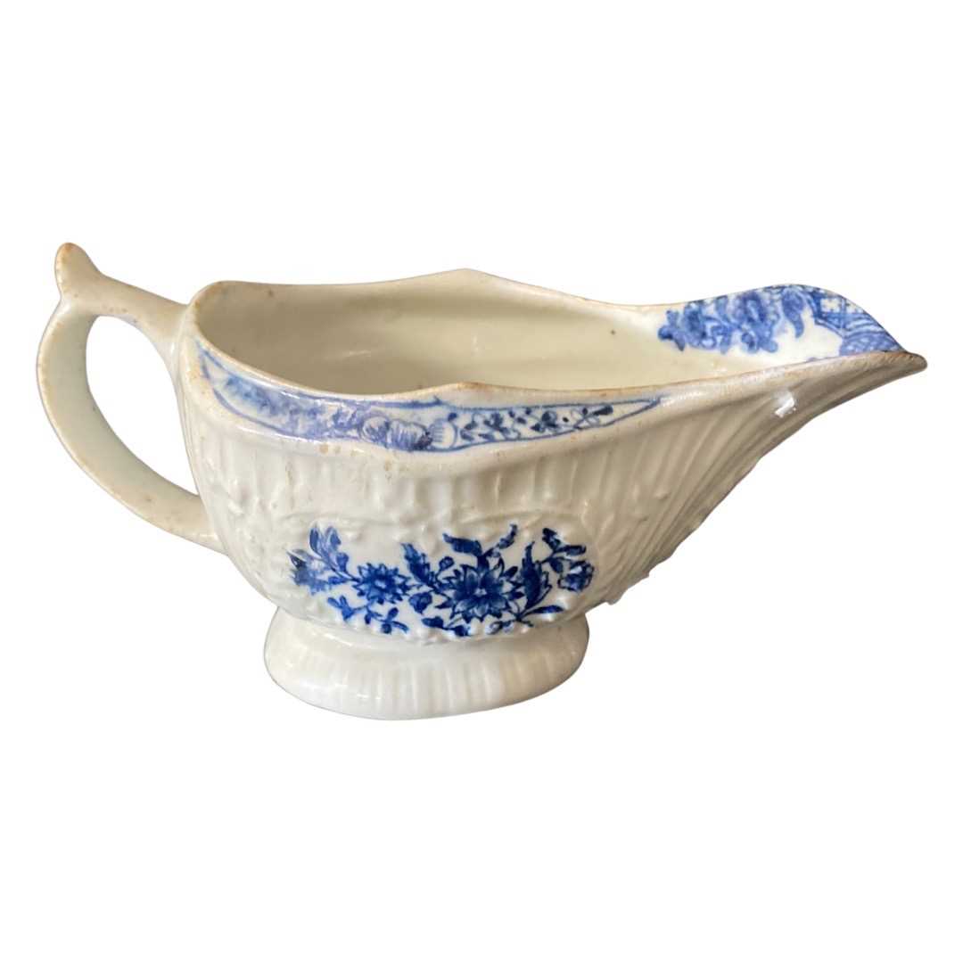 Lowestoft porcelain sauce boat decorated in blue with floral prints - Image 2 of 3