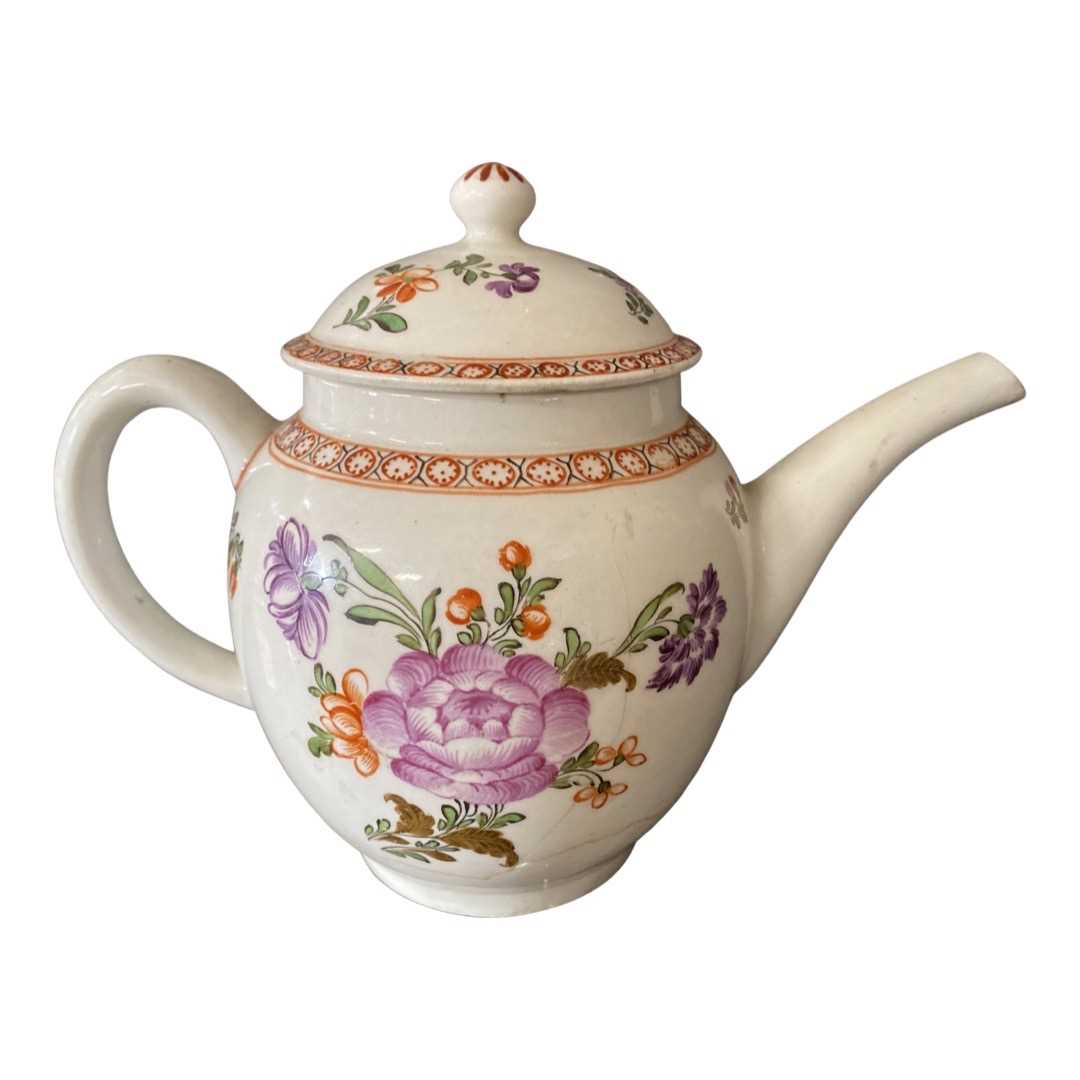 Lowestoft porcelain teapot with polychrome decoration of flowers - Image 2 of 2