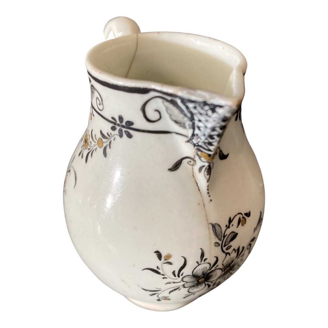 Lowestoft creamer with black pencil decoration in Jesuit style (a/f) - Image 2 of 3