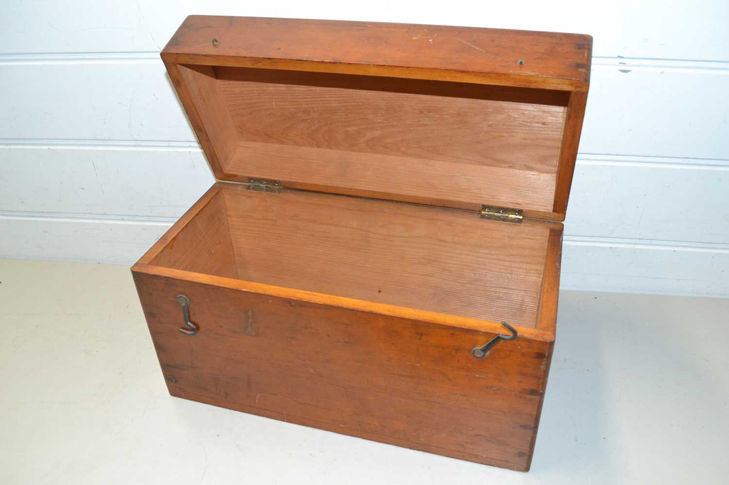 Small early 20th Century hardwood box presumably for a scientific instrument - Image 2 of 2