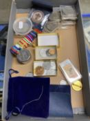 Box of various assorted commemorative Crowns, weights etc